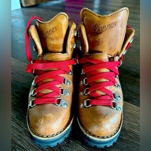 Like new Danner hiking boots size 6.5